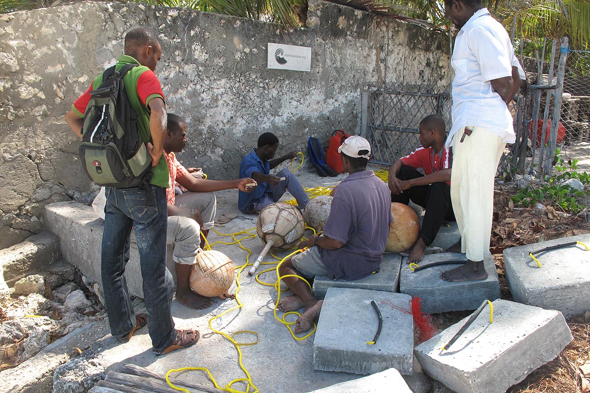 Vorbereiten der Bojen und Anker für die Pilot