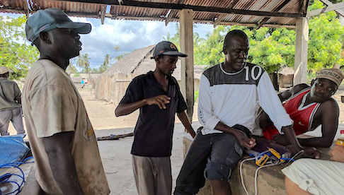 Ushongo Fischer Okala trainiert Ushongo Fischer