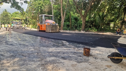 Eine neue Strasse wird in Msuka gebaut