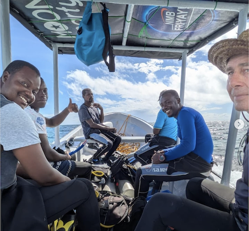 Korallenteam auf dem Boot unterwegs